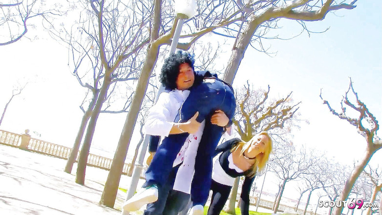 Full porn collection: 医生和性感护士安吉丽娜搭讪男人并用他玩狂野的3P