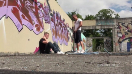 EXHIB BOYS: Français jumelle utilisée en plein air par une dominatrice latino...