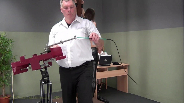 The Spanking Machine: Macchina per sculacciare Caprice6 - Frustate a schiena nuda