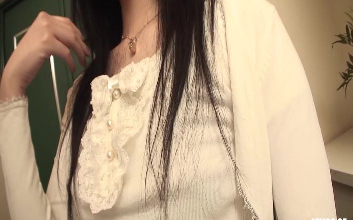 Pure Japanese adult video ( JAV): Японська красуня смокче чоловіка з волохатим членом і ковтає камшот