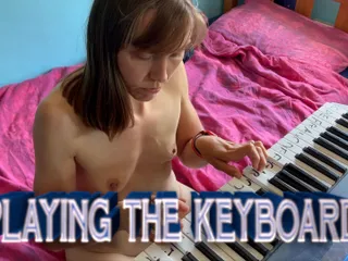 Wamgirlx: Playing the Keyboard in The Nude