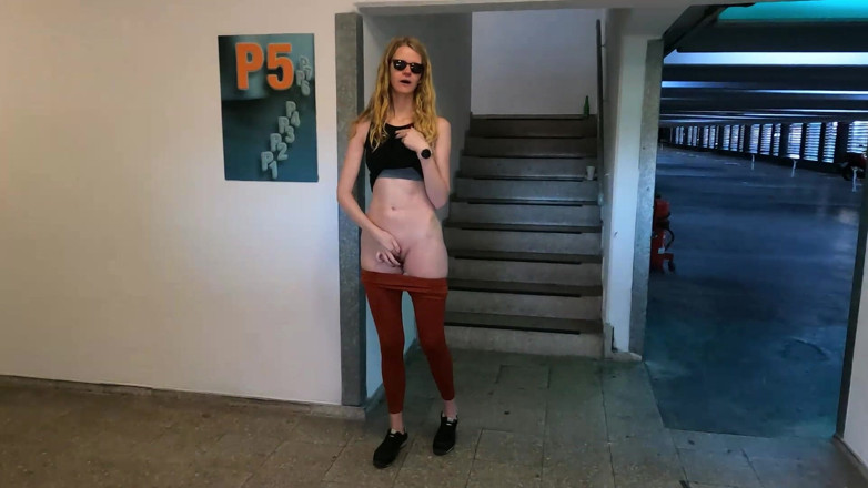Bikergirl_97: Brazen car park striptiz yüze boşalma ile cezalandırılıyor!