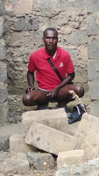 Il ragazzo shamba si è arrapato mentre è in servizio