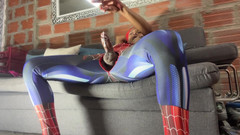 Brunettehotts: Podívejte se na pavoučí web