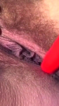 Une rousse voluptueuse doigte sa chatte poilue dégoulinante jusqu’à un orgasme explosif