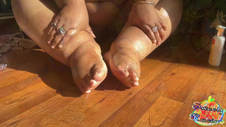 Sweety Racine: Золотой массаж ступней: чернокожая жиробасина делает массаж ступням с лосьоным