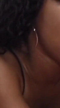 Kurvige ebenholz-MILF reitet dicken schwanz wild