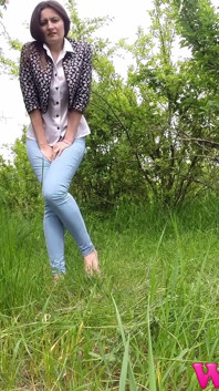Awek kurus terdesak dalam seluar jeans cuba memegang kencingnya di dalam hutan
