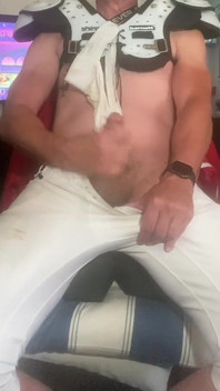 Jockdad87 अपने फुटबॉल पैड और पैंट में नट