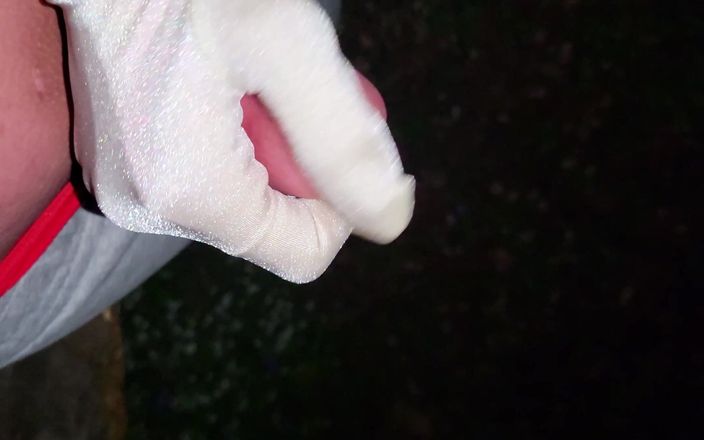 Glove Fetish Queen: Glans trêu chọc handjob trong khi đi bộ xuống đường vào ban đêm