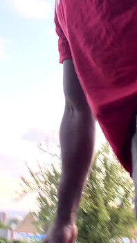 Ich schwinge mich in dieser intensiven hitze auf einem spaziergang