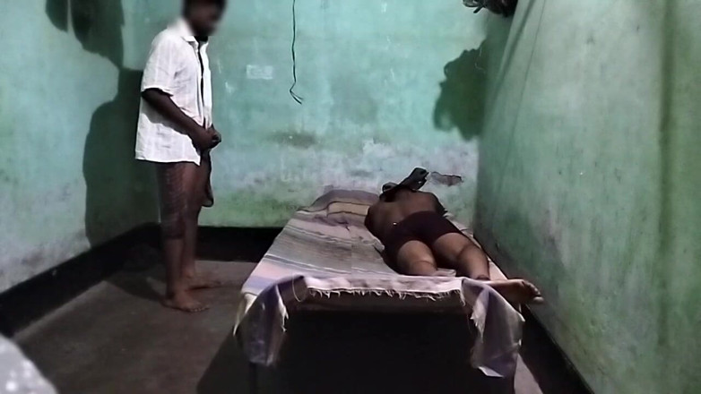 Desi Tits: Юная дедушка дези с большим членом впервые трахает паренька-твинка