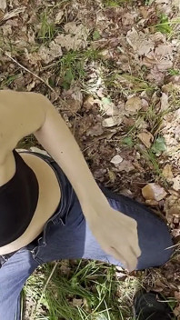 Mi fanno scopare in mezzo alla foresta e ricevo una bella sborrata sulla faccia.