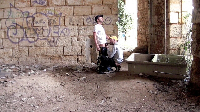 Discret Cruising sex: Шлюшку трахнул в jockstrap латины на улице