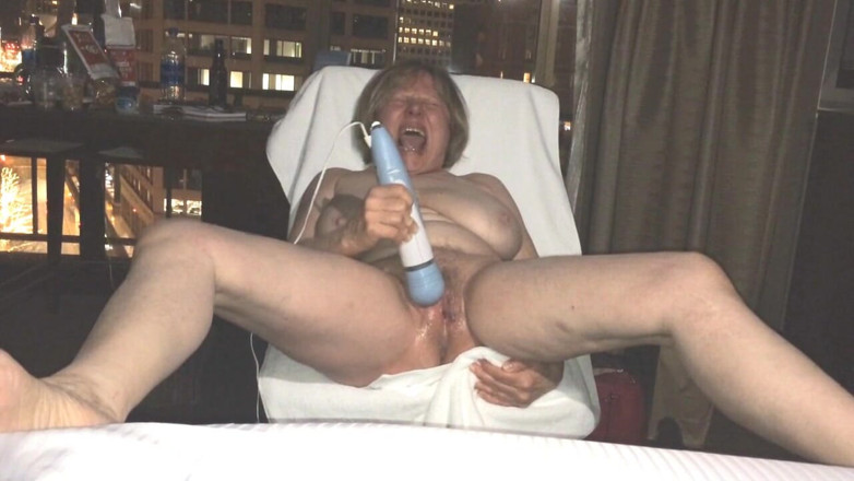 MarieRocks: Zie de 63-jarige hottie masturberen in het raam van een hotelkamer