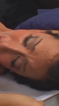 Geiler typ fickt brünettes teenie und kommt in ihren mund