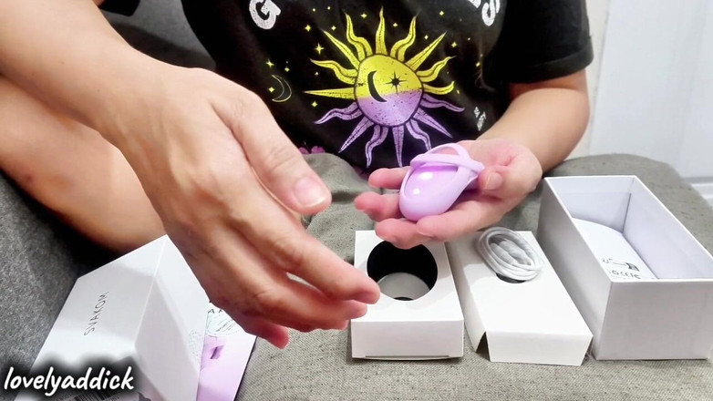 Lovelyaddik: Ibu tiri lagi sibuk muasin memeknya