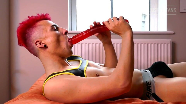 Axel Blaise: Il giovane gay usa i suoi dildo per esercitarsi con...