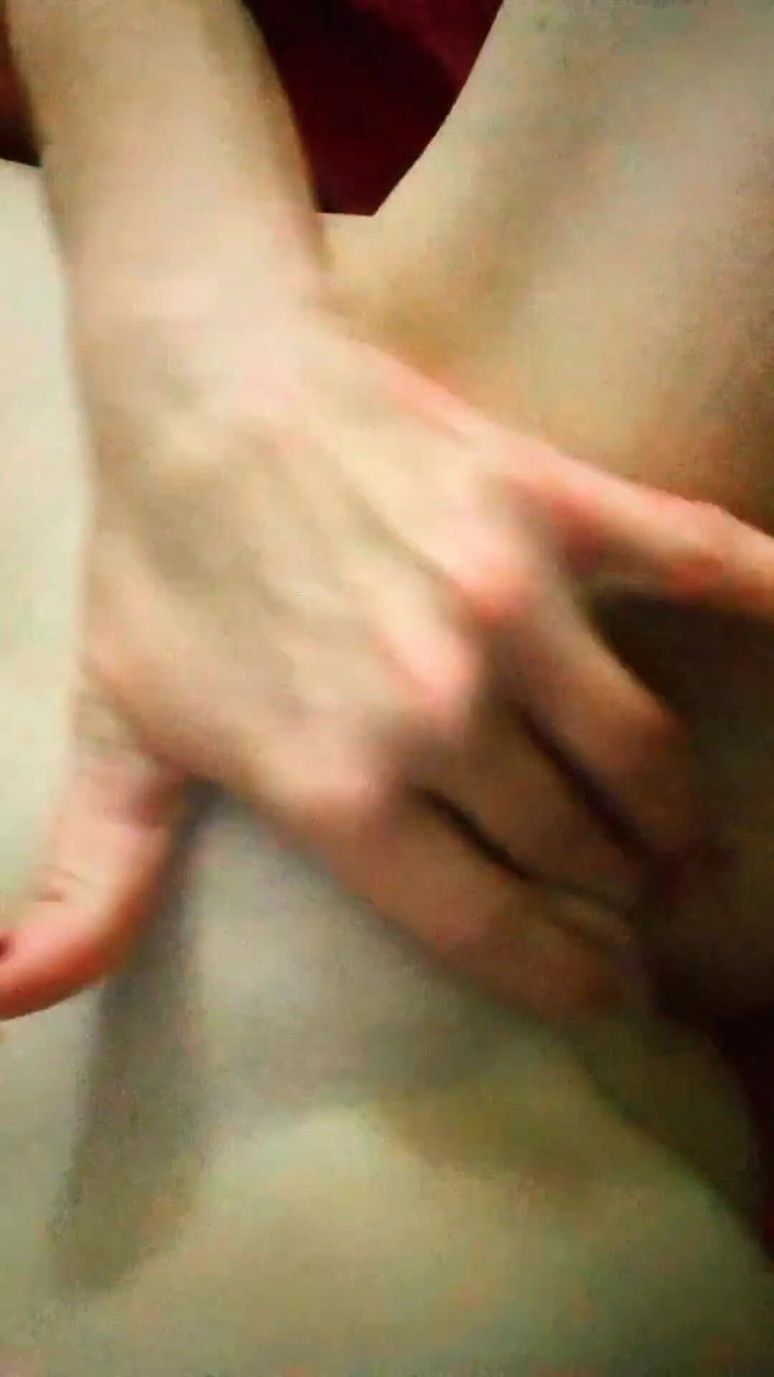 Bombstick and Trouble: Сексуальна блондинка мамка пестить пальцями свою ідеальну поголену пизду