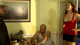 Den desperata mannen ser sin fru knulla den unga mannen