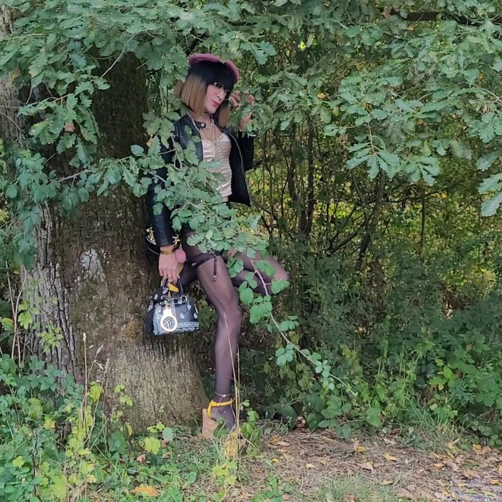 VaneSsa BiTCHx: Wandern im wald