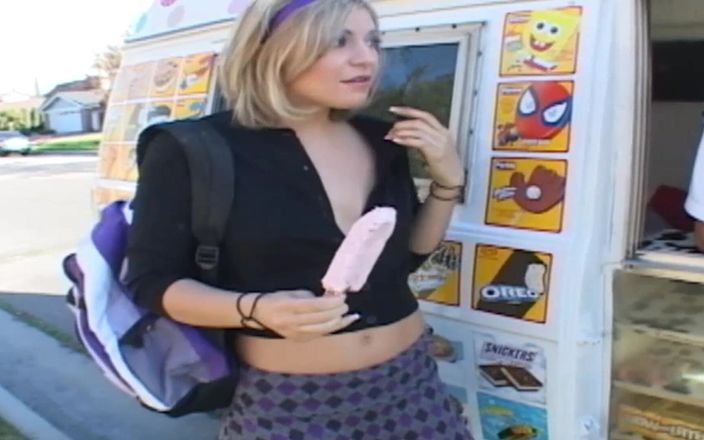 The Window of Sex: Scéna se sexy zmrzlinou - 3_blonde Teen chce po hodině šukat se zmrzlinářem