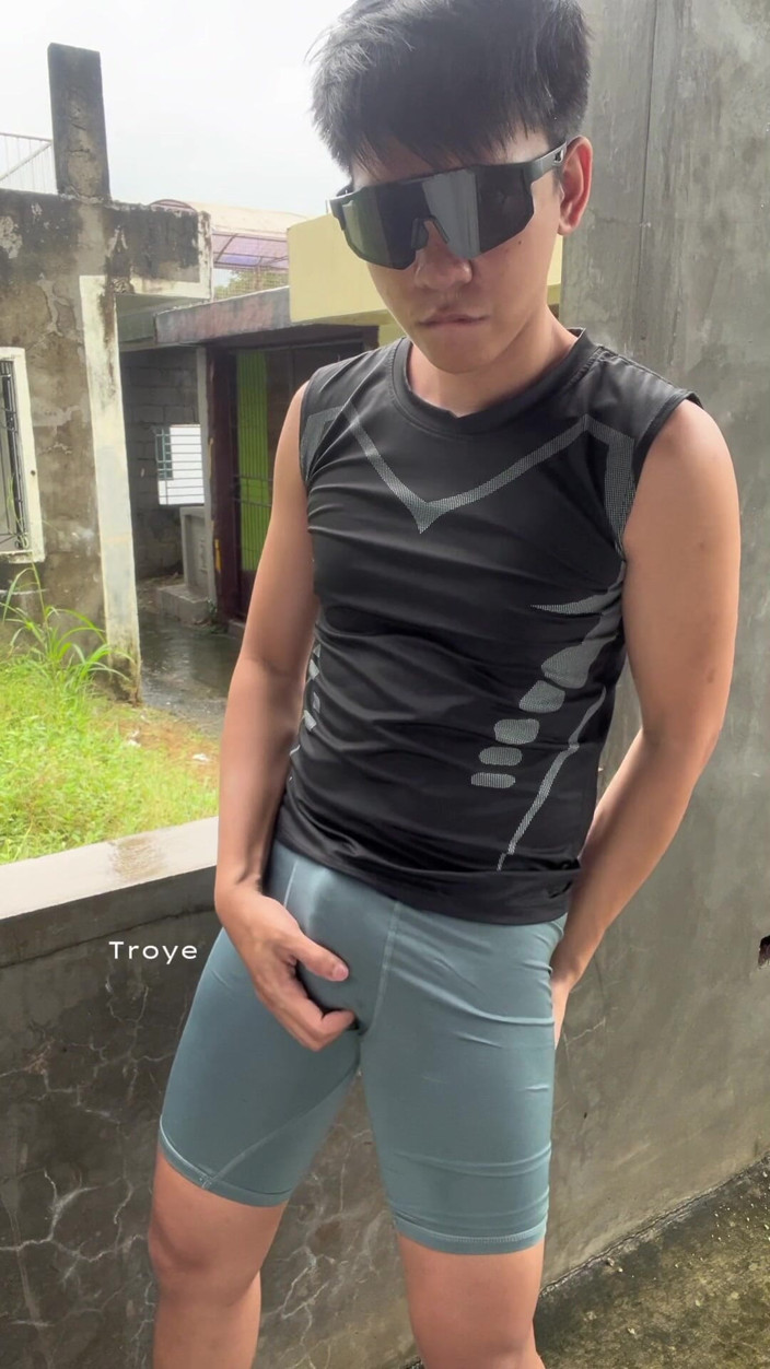 Troye_AsianPinoy: mujhe apne seksi sharir ko chhoone ke lie kisi ki...
