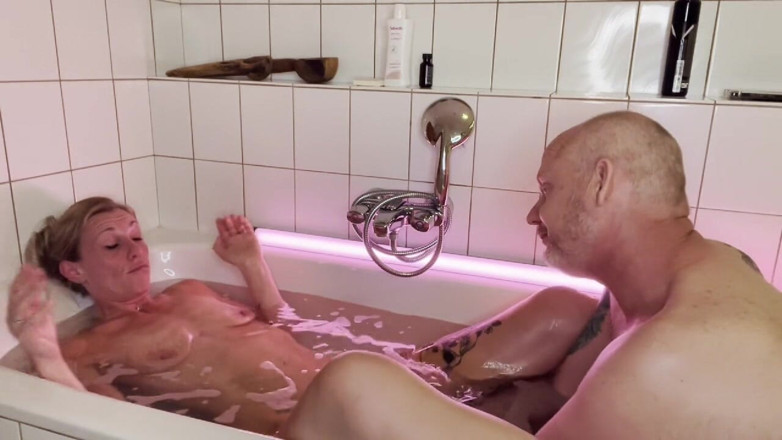 Mianins: Trio-faustfick Mit Blonder MILF, Heißer Latina Und Altem Typen