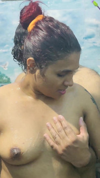Casal quente toma banho no banheiro