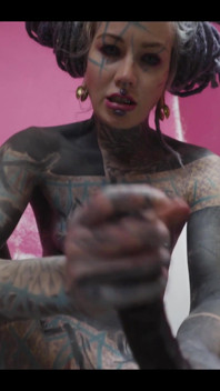 Mager getatoeëerd meisje werkkleding krijgt geil schilderen solo masturbatie, anaal, gaapt, spuiten