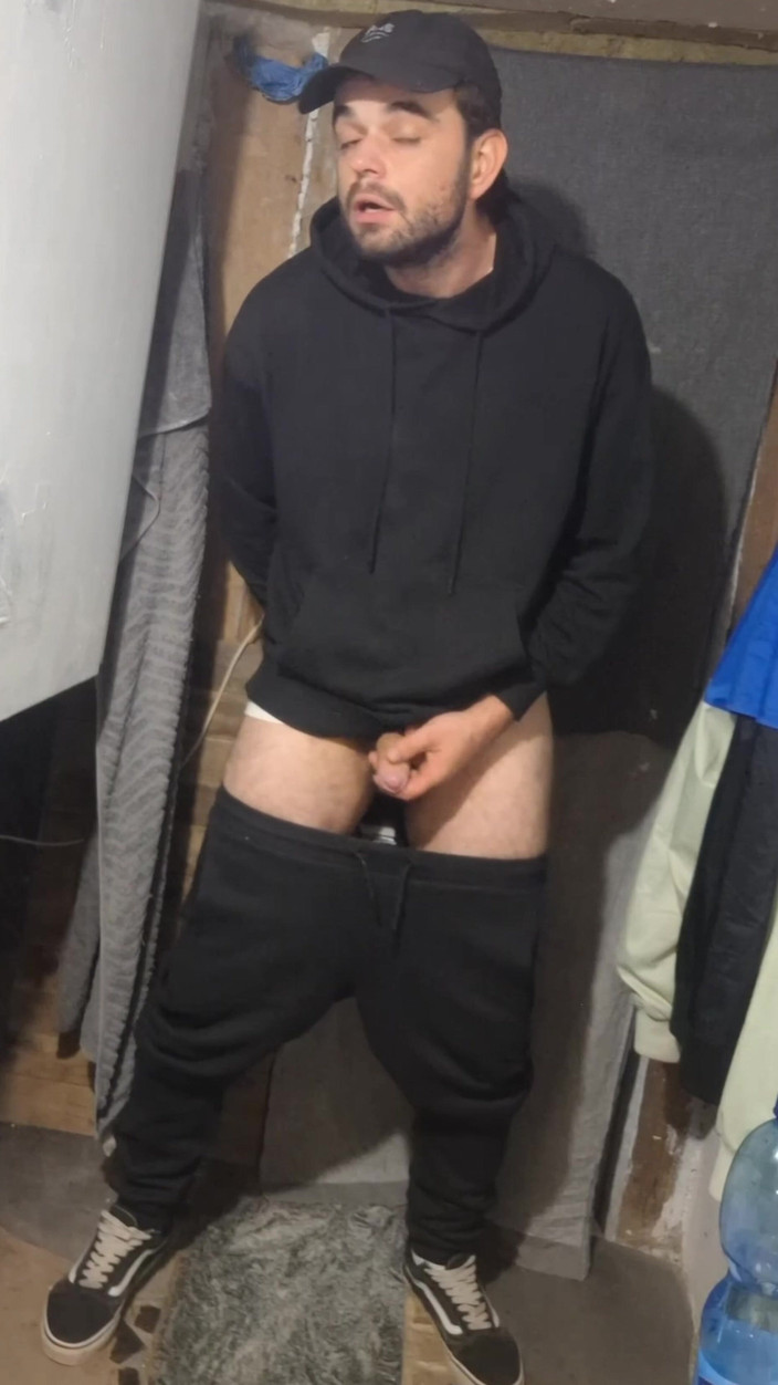 jerkofflover: Skater Ejakulasi Di Gedung Terbengkalai