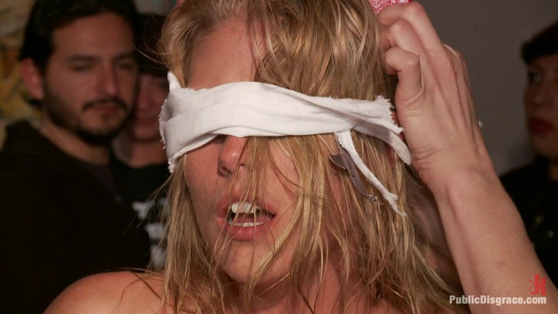 Public Disgrace by Kink: Bintang lucah blonde bertetek besar dikongkek pantat di bar