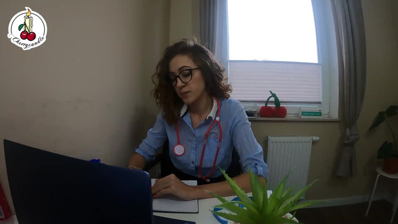 Cherrycandle: Je suis allé donner mon sperme et l’infirmière m’a aidé
