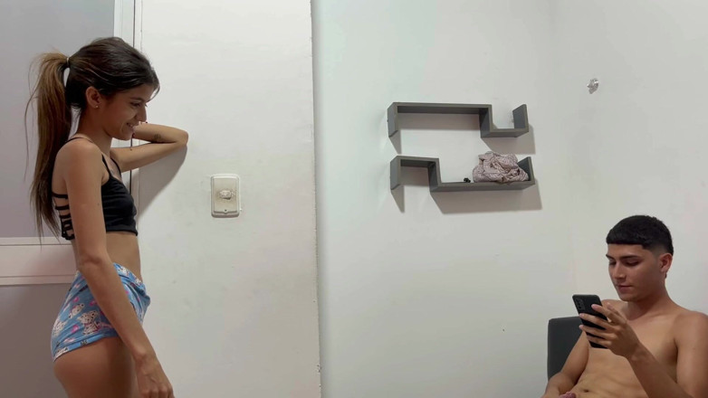 deybersex12: Я дивлюся відео у своїй кімнаті, моя зведена сестра приходить зробити мені смачний мінет