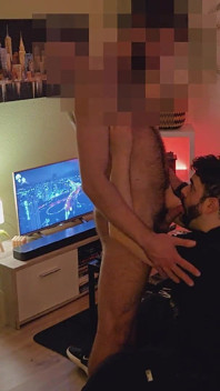 毛深いストレートのマッスルランナーが大きなペニスをしゃぶられ、体を崇拝される