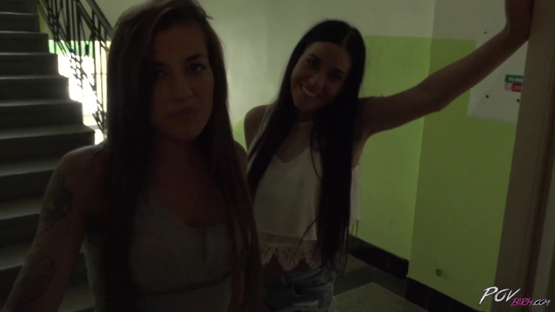 POV Bitch: Des bombasses coquines partagent une bite dans une baise maison...