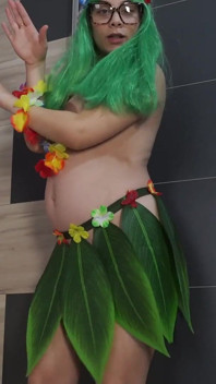 Min styvsyster utför hawaiiansk dans i en grön hawaiiansk cosplaykostym sedan onanerar och visar vad som är under