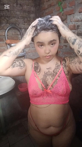 Dalyla: Een erg heet bad met latina