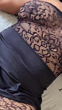 Rozhodla se jít nahoru a jezdit na ptákovi, tato brunetka miluje šukání zezadu.