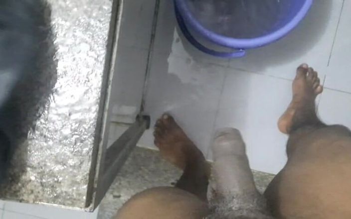 Wheyincognito: Cowok ini lagi asik masturbasi di kamar mandi sambil cuci...