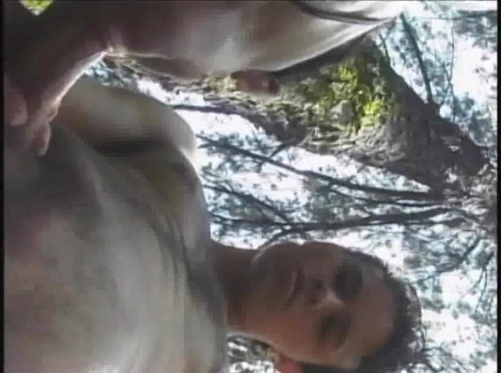 Shemale videos: Latina transexual fucke din string in outdoro forest