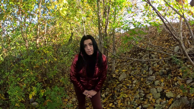 MilfyCalla: Muie riscantă în aer liber lângă lacul Red Shiny Downjacket Fetiș 316