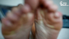 Czech Soles - foot fetish content: テレビを見ながらセクシーな大きな足の崇拝