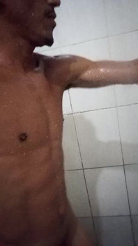 Brunetă braziliană, 16 cm grosime la duș - penis păros și tare, făcând duș fierbinte