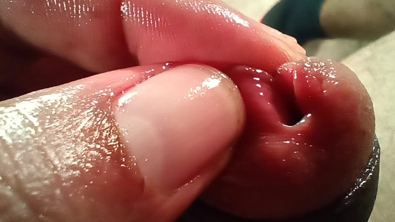 Tommhot: Sexy uomo colombiano che urina e gioca con il suo...