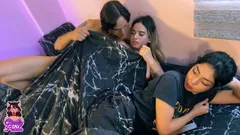 Je ramène mon amie à la maison et il la baise pendant qu’elle est à ses côtés