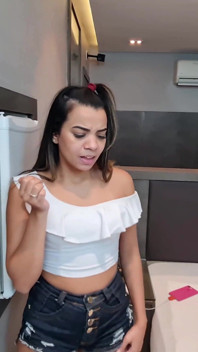 Dominazione dei piedi sneaker e calze - Mangia le mie scarpe e le mie calze - di Top ragazza lentigginosa rossa