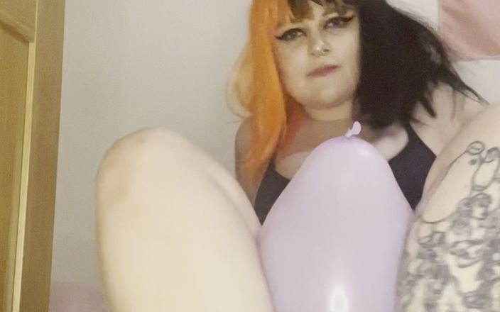 Ruby Rose: Goth-meisje pijpt ballonnen