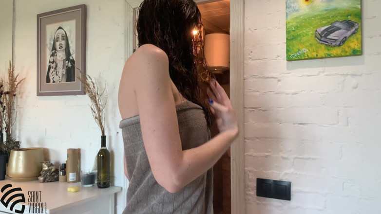 LizaVirgin: Un jour de ma vie à la maison. Douche, porno, squirt....