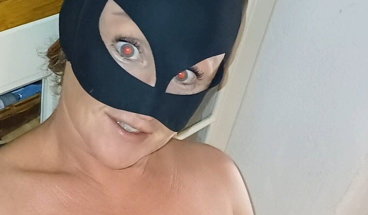 Sexy and masked: 彼女は自慰行為をしますが、ディックのことを空想します。